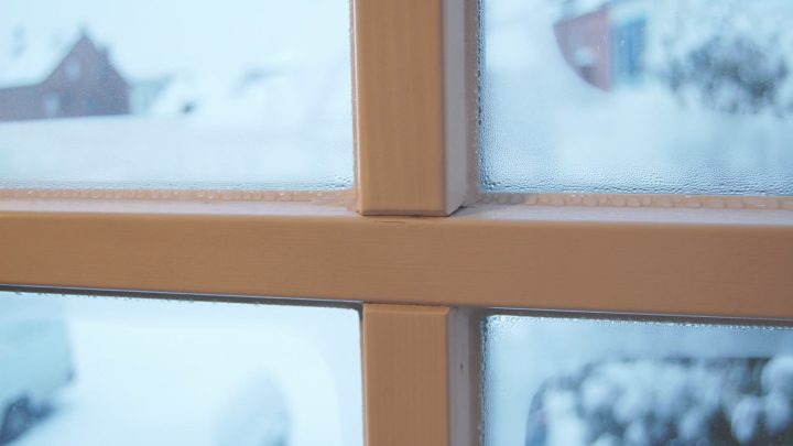 Kondens på indersiden af et vindue